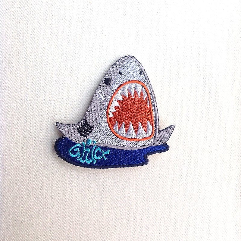 Design No.GW381 - 【Cork Wood】Great White Shark Badges - เข็มกลัด/พิน - ไม้ สีเทา