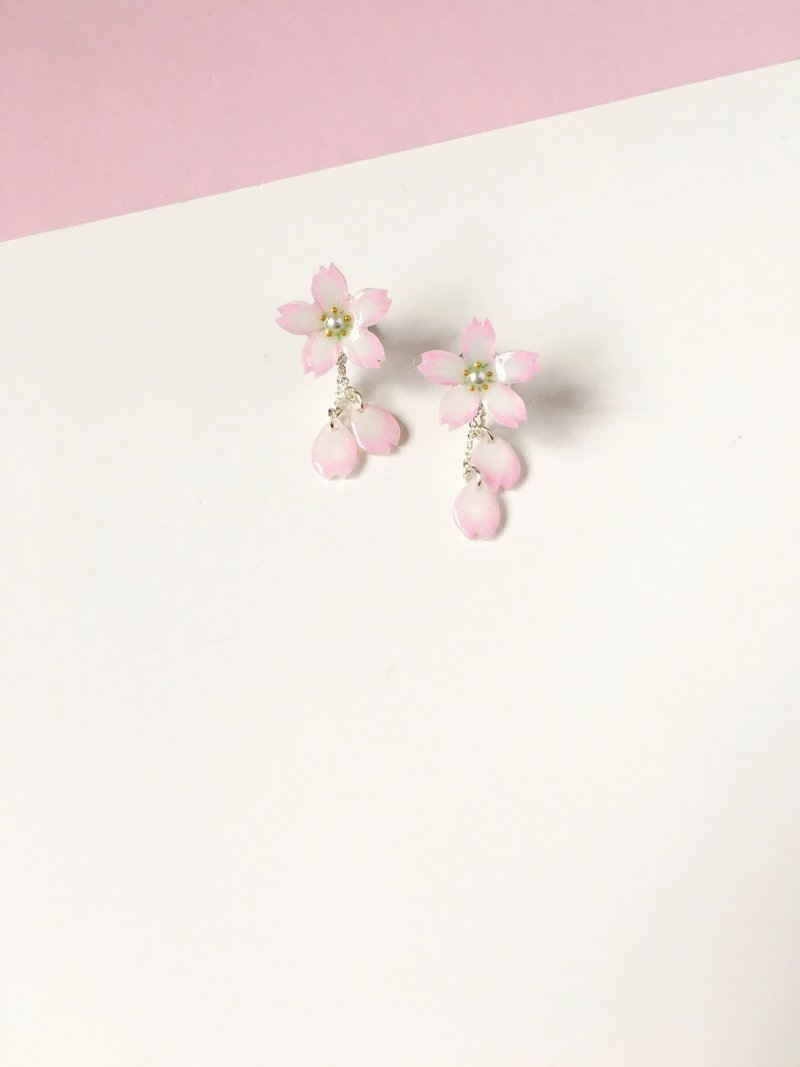 *Haku‧Neko* [限定-桜] 手繪粉紅櫻花垂墬花瓣耳環 - 耳環/耳夾/耳骨夾 - 壓克力 粉紅色