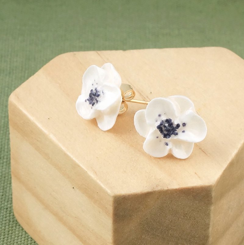Poppy Anemone Earrings/Clip on =Flower Piping= Customizable - ต่างหู - ดินเหนียว ขาว