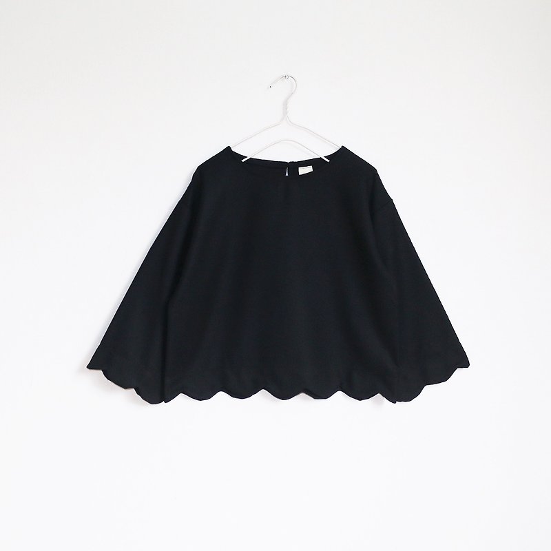 scallop blouse : black - เสื้อผู้หญิง - ผ้าฝ้าย/ผ้าลินิน สีดำ