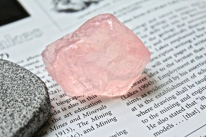 Shishi SHIZAI  - ピンクのクリスタル鉱石（ベース付） - 置物 - 宝石 