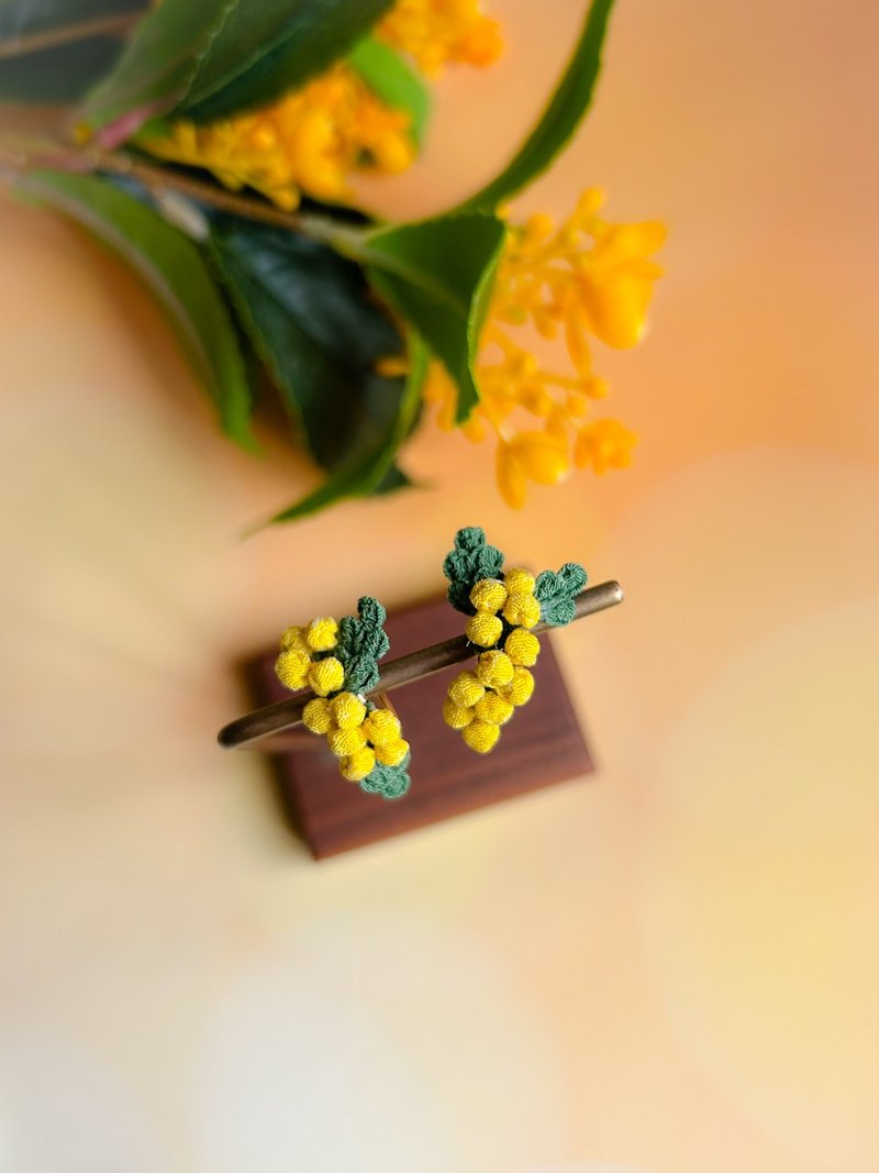 細工布花 金合歡 mimosa 耳骨夾(單隻) - 耳環/耳夾/耳骨夾 - 其他人造纖維 黃色