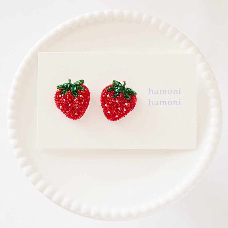 Strawberry earrings, beaded embroidered earrings, with backing to prevent falling down - ต่างหู - วัสดุอื่นๆ สีแดง