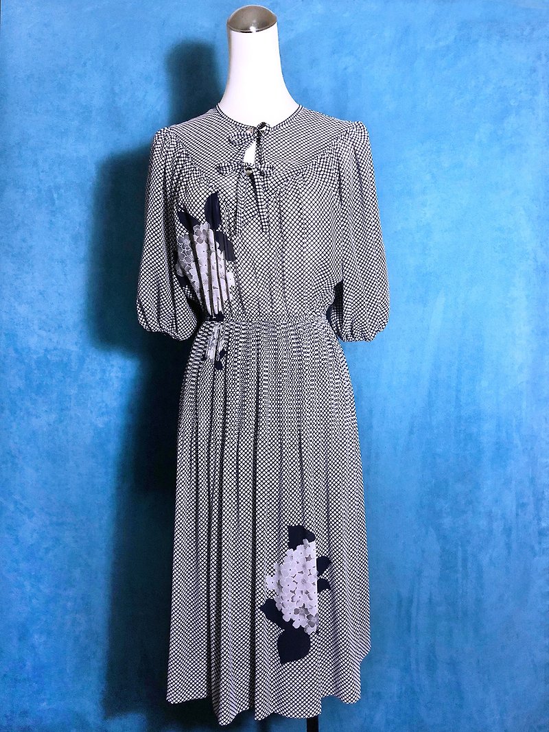 Double Bow Flower Totem Short Sleeve Long Vintage Dress / Bring back VINTAGE abroad - ชุดเดรส - เส้นใยสังเคราะห์ ขาว