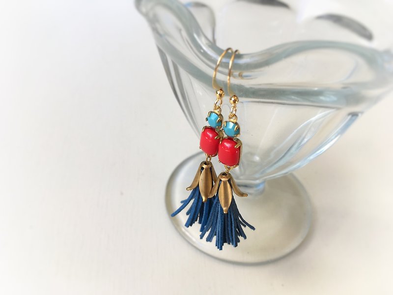 Mini tassel earrings in vintage Czech glass and French goat leather - ต่างหู - แก้ว สีแดง