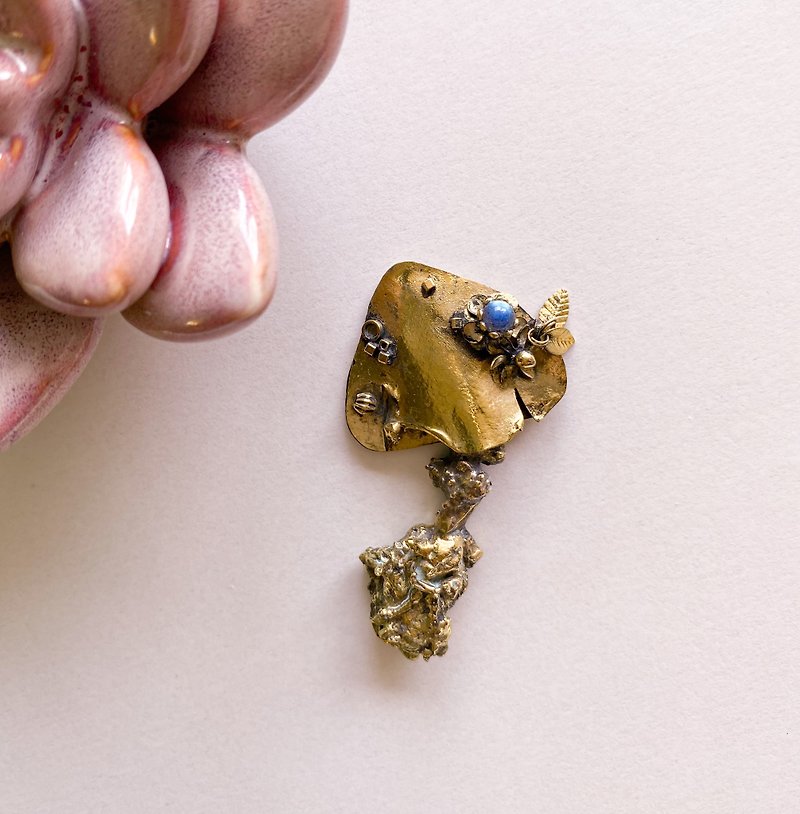 Mushroom #2 | Handmade brass Necklace #lunalunaisdreaming - เข็มกลัด - ทองแดงทองเหลือง สีทอง