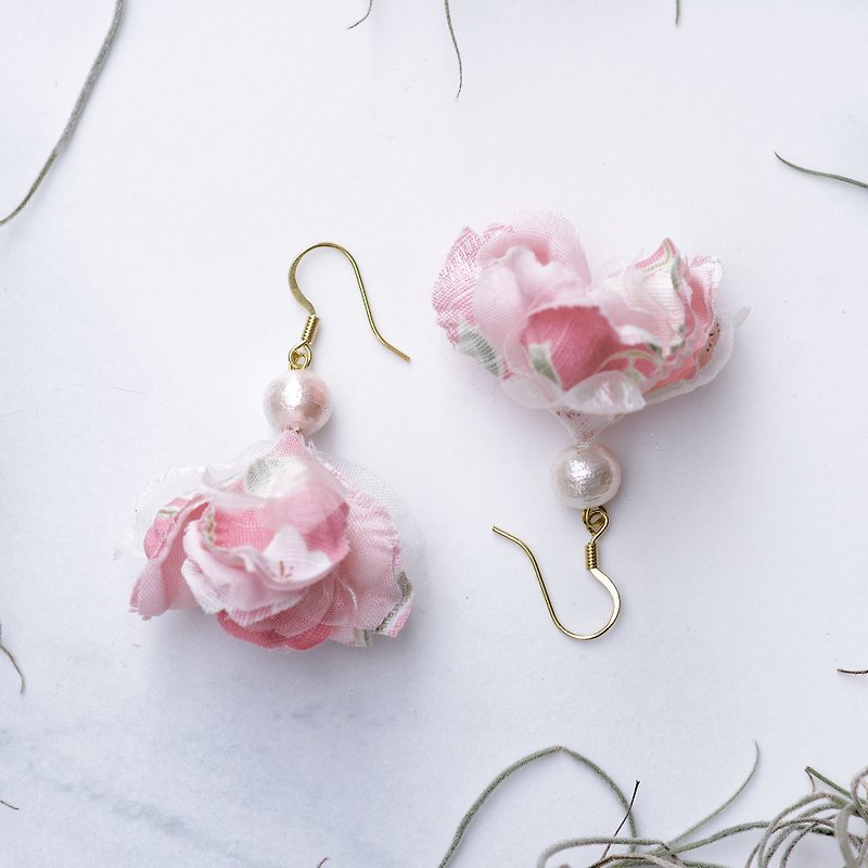Amemiya 雨宮 | Lovely Sakura Kimono Fabric Flower Earring with Golden Plating Hook - Earrings & Clip-ons - Other Materials Pink