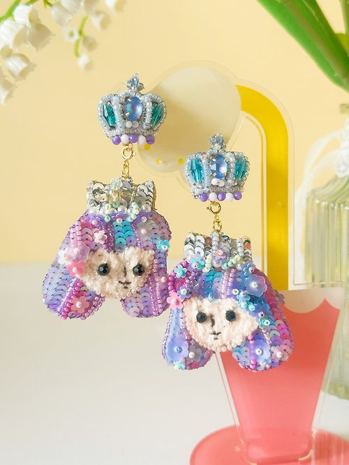 小人兒俱樂部 雙色雙面法式刺繡小人兒公主造型耳環