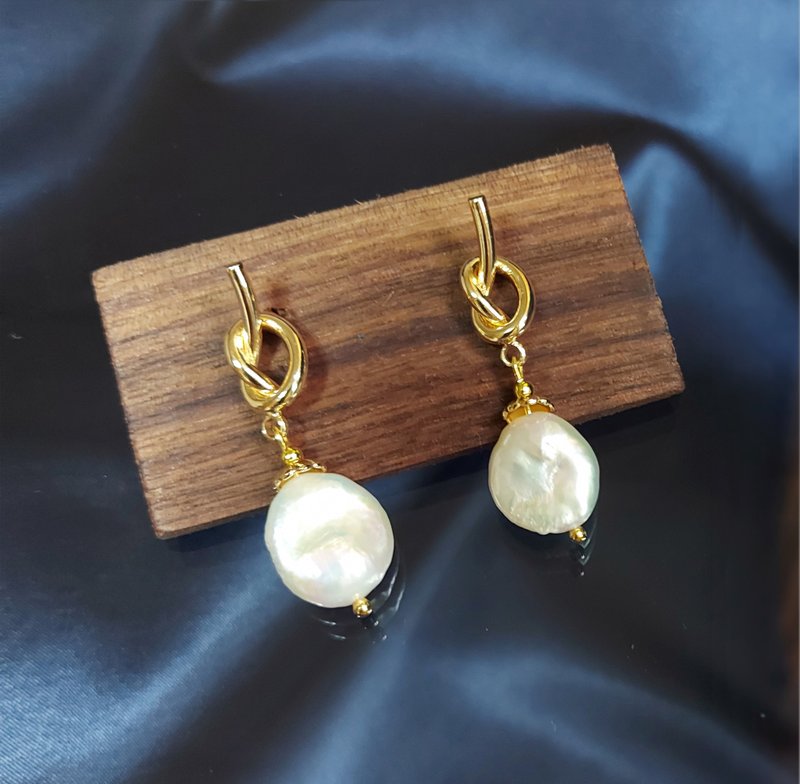 New Arrival I Athena Baroque Pearl Earrings Tanabata Valentine's Day Gift Pearl Earrings - ต่างหู - โลหะ ขาว