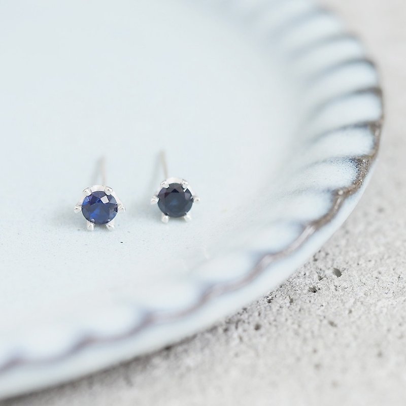 Sapphire 6 claw earrings Silver 925 - ต่างหู - โลหะ สีน้ำเงิน