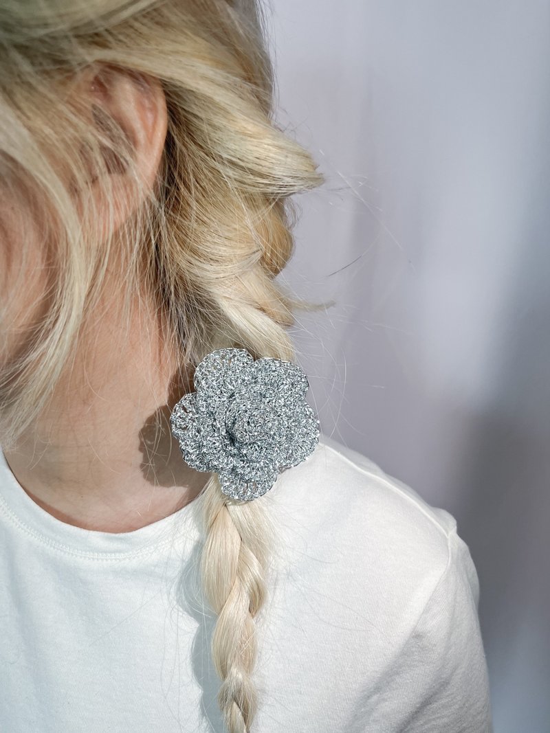 Crochet rose hair tie - Silver - 髮夾/髮圈 - 繡線 銀色