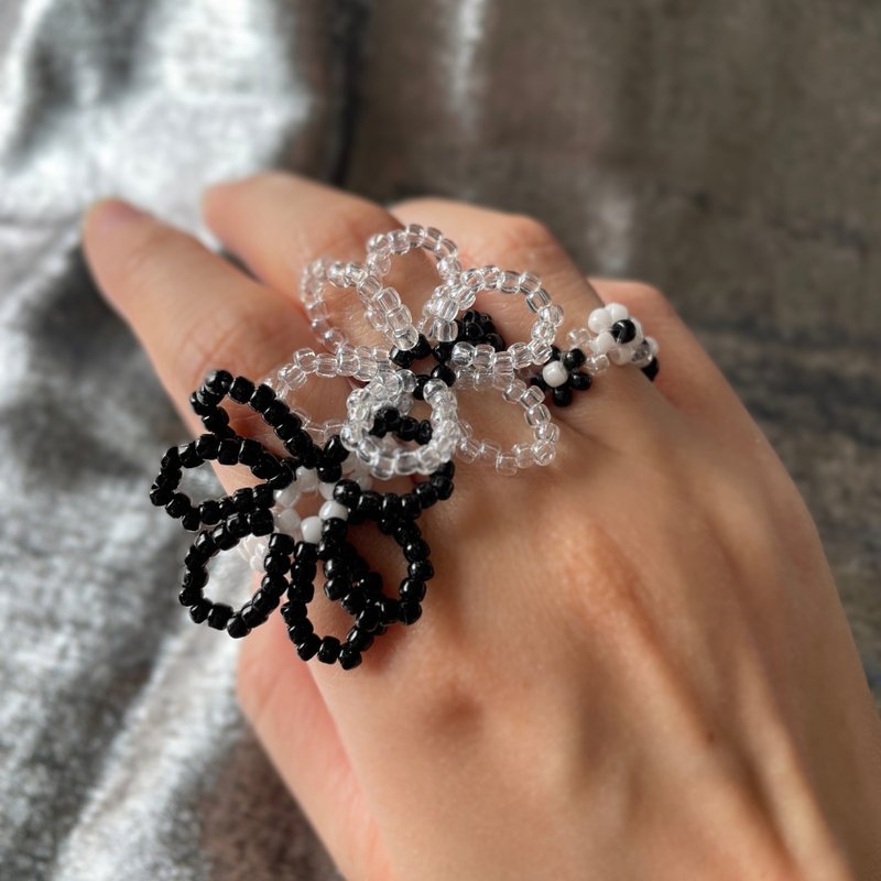 [Special Offer] Black and White Bead Flower Ring - แหวนทั่วไป - พลาสติก สีดำ