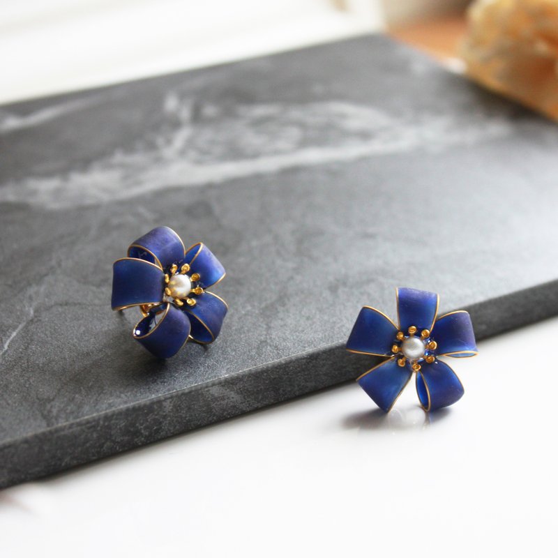 [Ribbon] Matte blue three-dimensional earrings Bronze resin flower earrings / Clip-On - ต่างหู - เรซิน สีน้ำเงิน