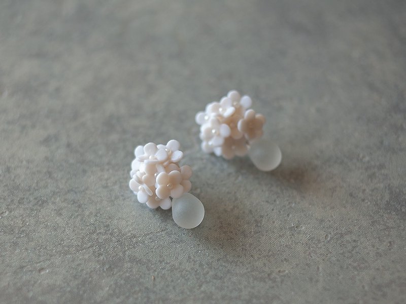 Shizuku and hydrangea earrings / white - Earrings & Clip-ons - Clay White