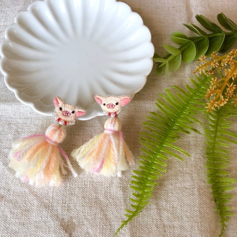 Handmade embroidery / / pig beads tassel earrings / / can be changed clip - Earrings & Clip-ons - Thread Pink