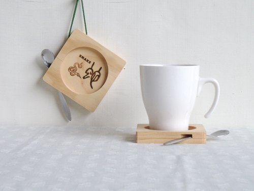 干支おパグさん:茶蛇(木製コースター付き) 干支おパグさん:茶蛇(木製コースター付き) 追いやっ