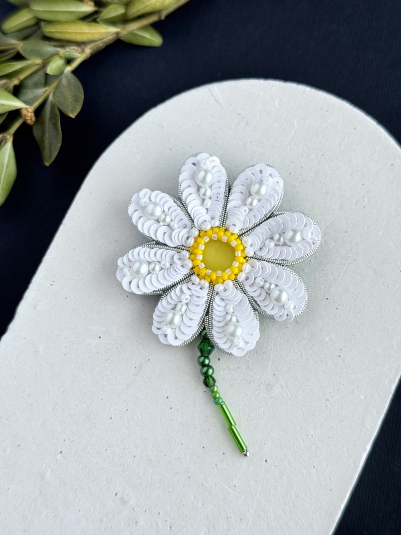 Beaded camomile flower brooch - 胸針 - 其他材質 白色