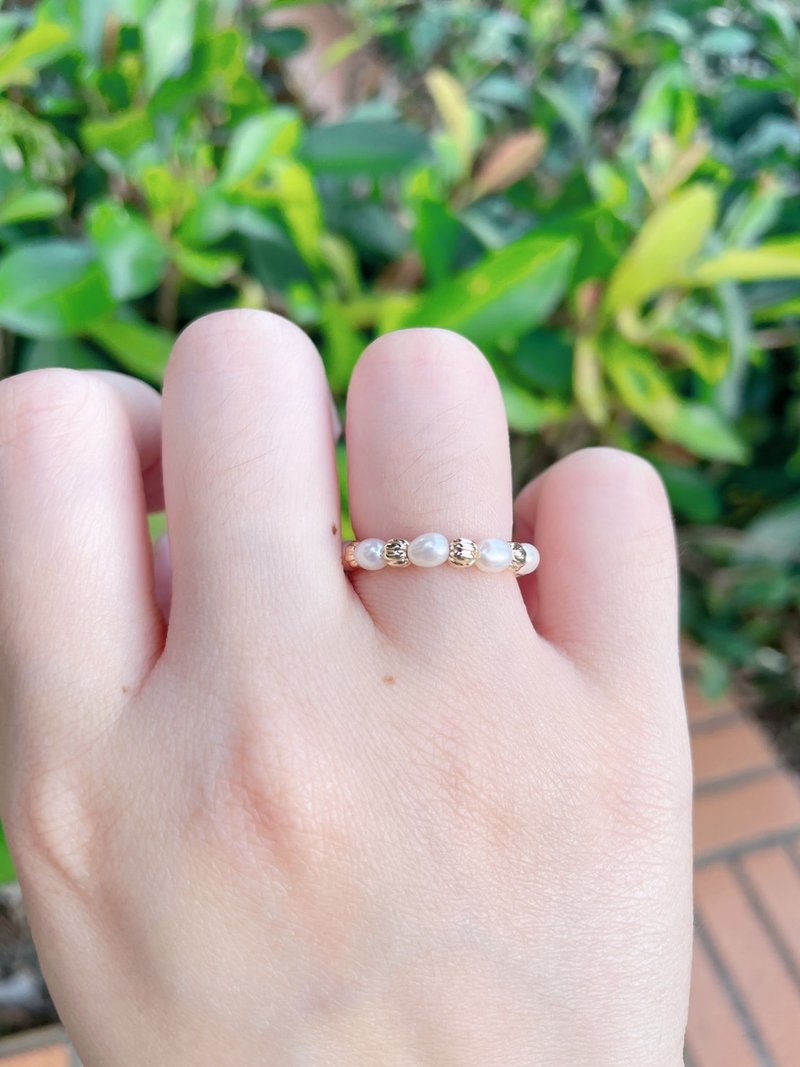 Handmade by Ariel // small freshwater pearls and pumpkin bead elastic ring - แหวนทั่วไป - วัสดุอื่นๆ 