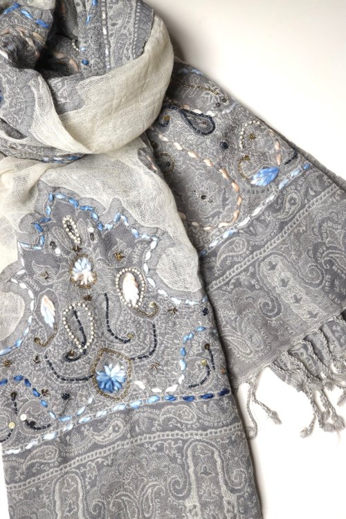 M31仙女星工作室 【精品禮盒】釘珠喀什米爾水煮羊毛刺繡圍巾披肩拼透紗藍寶石灰白