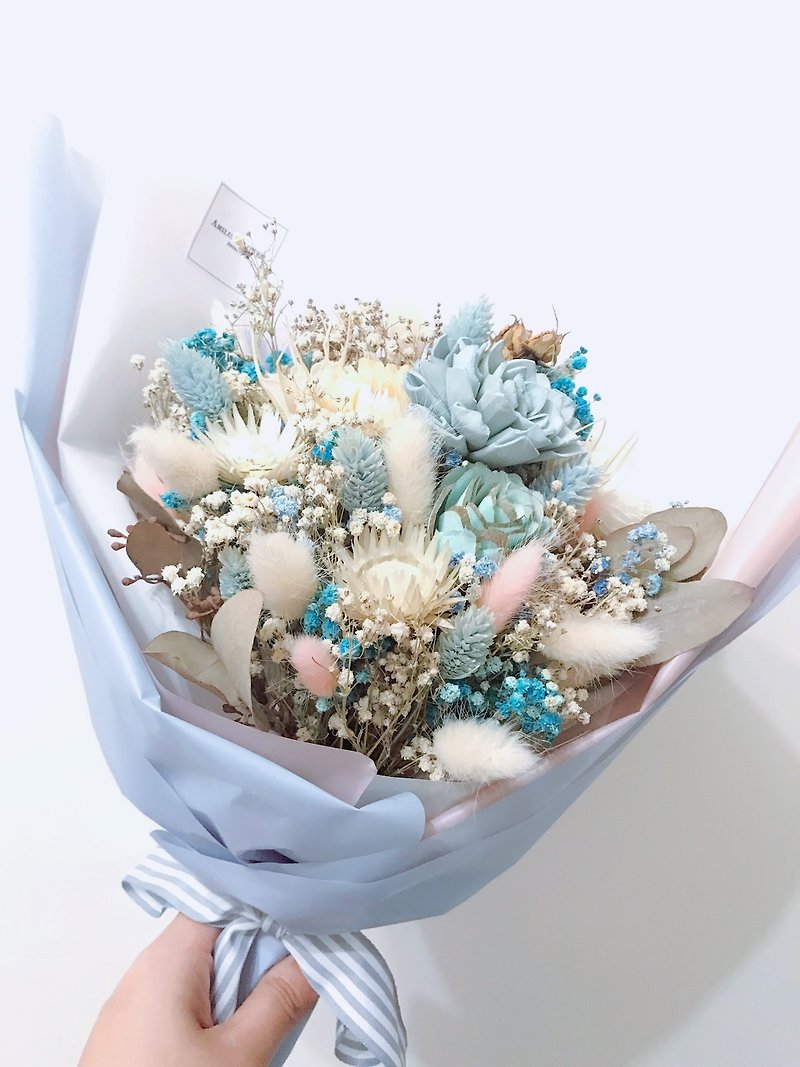 Graduation bouquet spread wings, clear blue sky, dry bouquet, dry flowers, eternal flowers, blessing birthday - ช่อดอกไม้แห้ง - พืช/ดอกไม้ สีน้ำเงิน