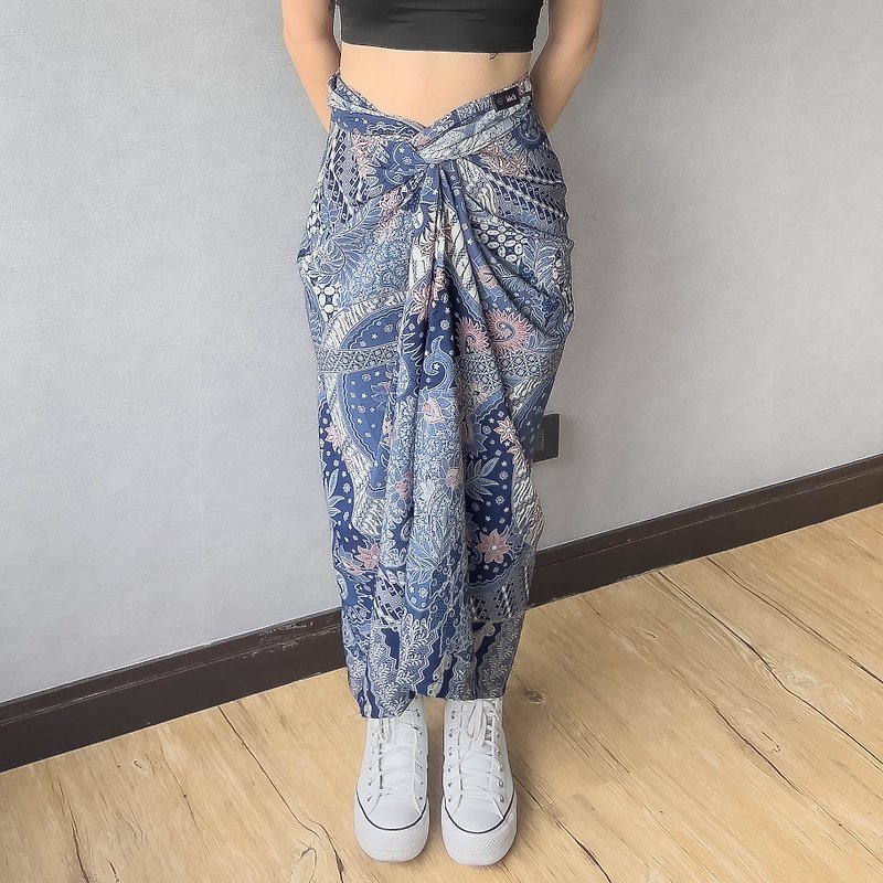 SADEVA Batik Kebaya Wrapped Skirt - กระโปรง - ผ้าฝ้าย/ผ้าลินิน สีน้ำเงิน