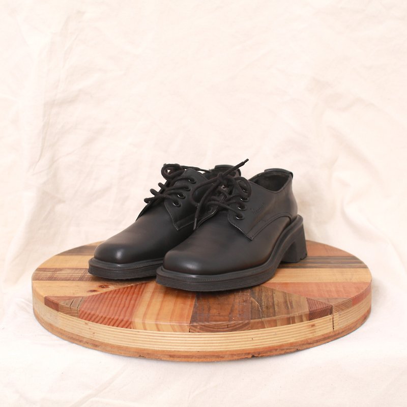 Back to Green:: Dr.Martens calm black leather shoes vintage shoes - รองเท้าหนังผู้หญิง - หนังแท้ 