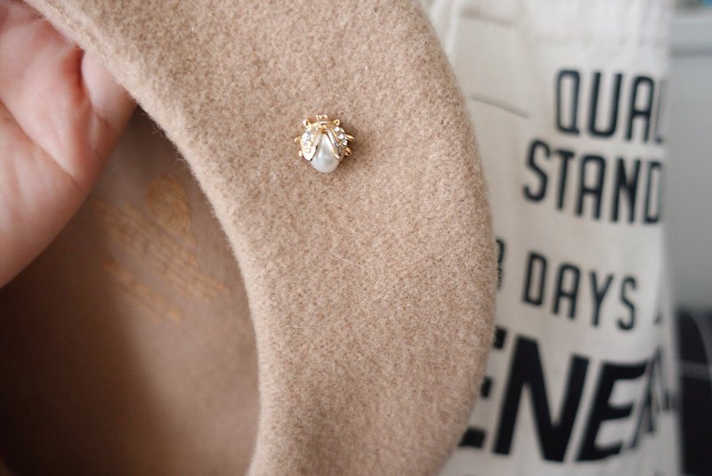 Mini Rhinestone Pearl Ladybug Pin - เข็มกลัด - ไข่มุก สีทอง