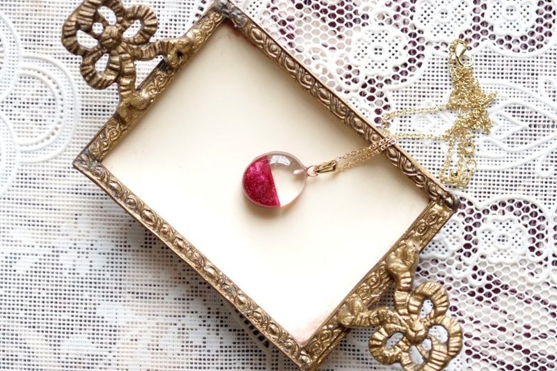 レジンアート　バイカラーのオーバルペンダント・カメリア - ネックレス - レジン レッド