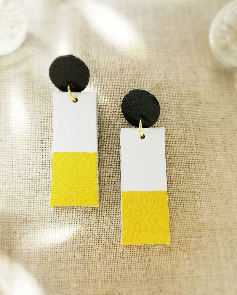 Geometric Handmade leather earring white black and gold - 耳環/耳夾/耳骨夾 - 真皮 白色