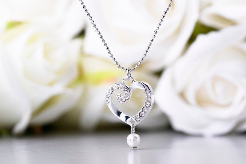 Handmade Love Rhinestone Pearl Necklace - สร้อยคอ - โลหะ สีเงิน