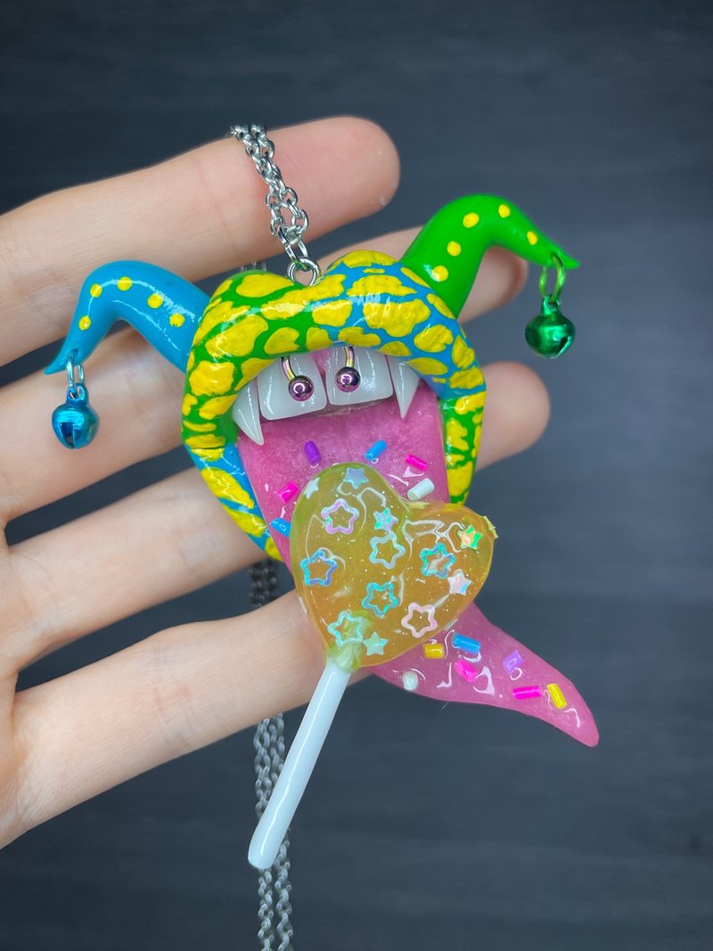 Pendant. Blue & green clown lips with candies. - 項鍊 - 黏土 