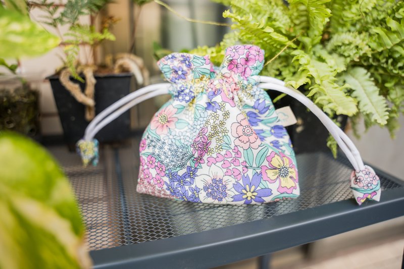 手繪花朵 束口袋 化妝品收納袋 - 化妝包/收納袋 - 棉．麻 紫色