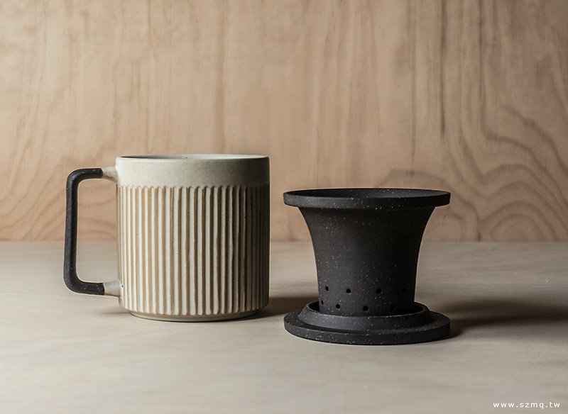 Duo set of beige straight-grain tea cups 550ml with tea grid lid - Mugs - Pottery Khaki
