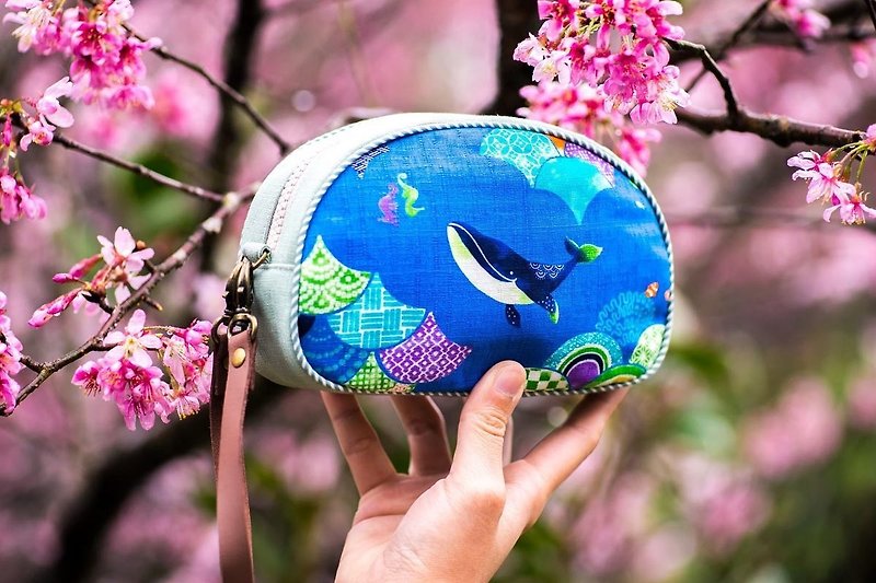 Japanese style corrugated round bag-green blue whale style - กระเป๋าคลัทช์ - ผ้าฝ้าย/ผ้าลินิน สีเขียว