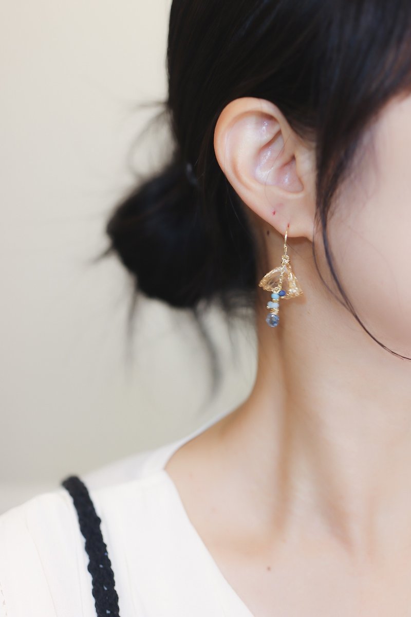 Simple small circle skirt topaz Stone flower resin flower earrings - Earrings & Clip-ons - Resin Blue