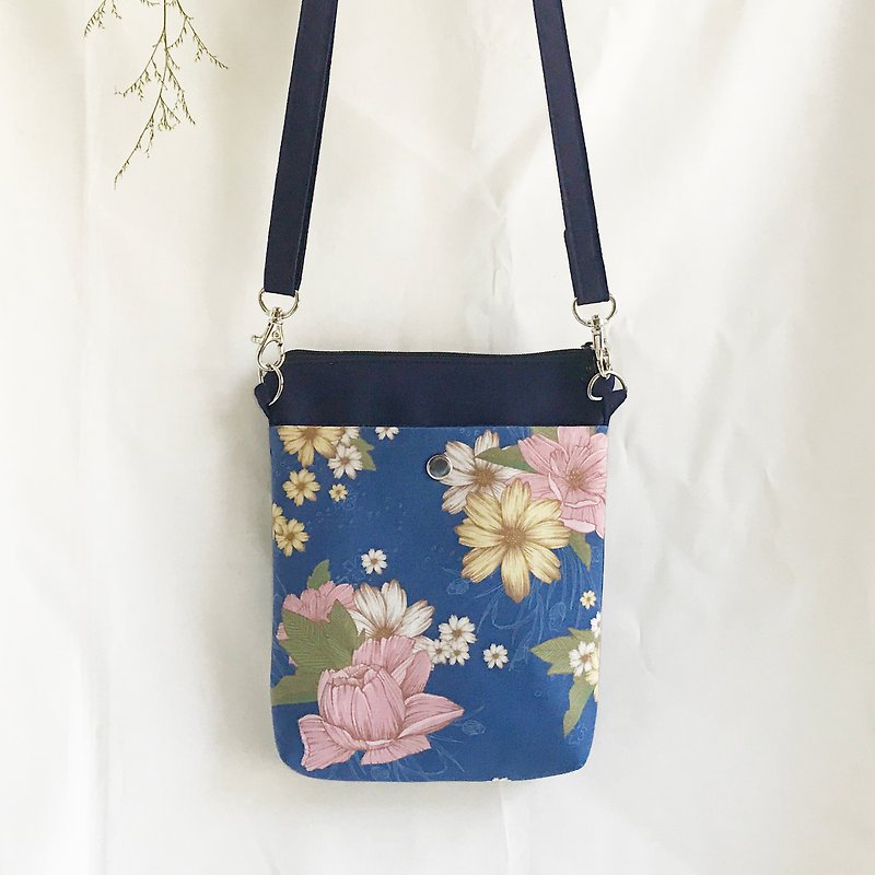 Lightweight side backpack - color matching peony and chrysanthemum / crossbody bag / mobile phone bag / small bag - Messenger Bags & Sling Bags - Cotton & Hemp Blue