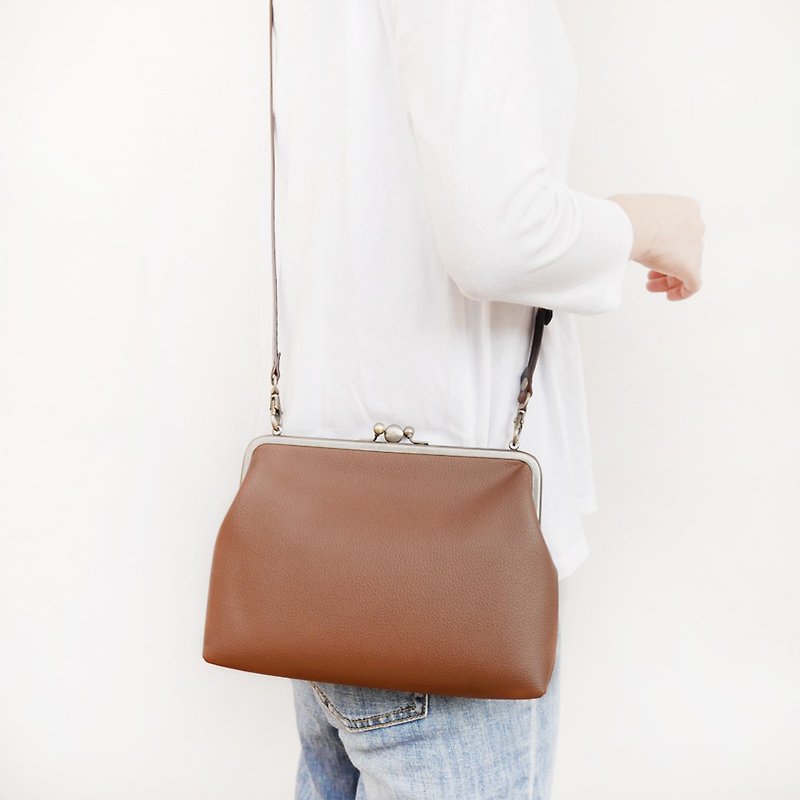 妃 妃 两 两 two large shoulder bag / mobile phone bag / mouth gold bag [made in Taiwan] - Messenger Bags & Sling Bags - Other Metals Brown