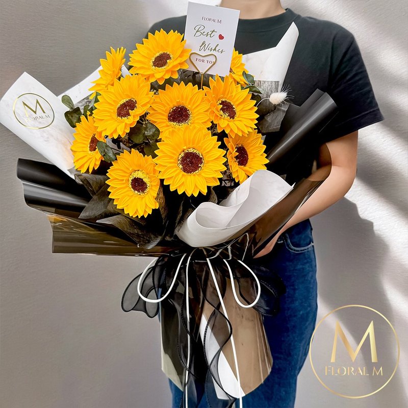 Midsummer Beautiful Future Sunflower Perfume Bouquet (Free 5ml Fragrance Oil) - ช่อดอกไม้แห้ง - พืช/ดอกไม้ สีเหลือง