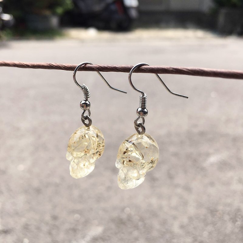 "Wanna-be" skull hand dry flower flower earrings ~ Wenqing touch jewelry ornaments hand-customization of natural texture of dried flowers plant - ต่างหู - พืช/ดอกไม้ หลากหลายสี