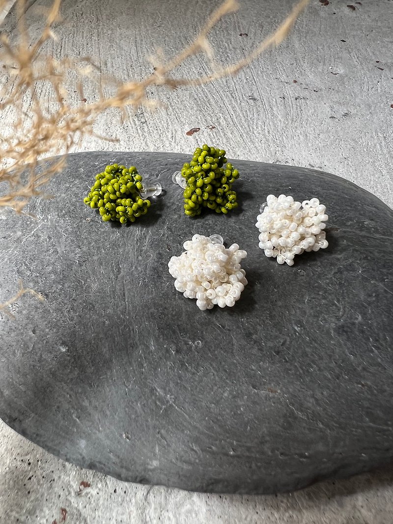 Tuantuan-Japanese pure cotton lace hand-knitted earrings - ต่างหู - วัสดุอื่นๆ ขาว
