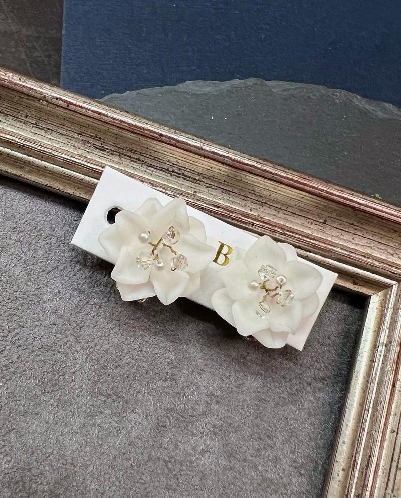 冒牌老闆娘 king_boss陶瓷白色花朵耳環組D - 耳環/耳夾/耳骨夾 - 陶 白色