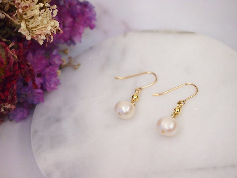 Anniewhere | Just Good | Classic Pearl Earrings (Clip-on can be changed) - ต่างหู - เครื่องเพชรพลอย สีทอง