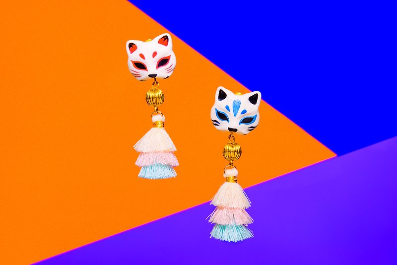[Japanese shrine style earrings series] Mystery of cat face/cat mask/white style/three-layer tassel - Earrings & Clip-ons - Resin Multicolor