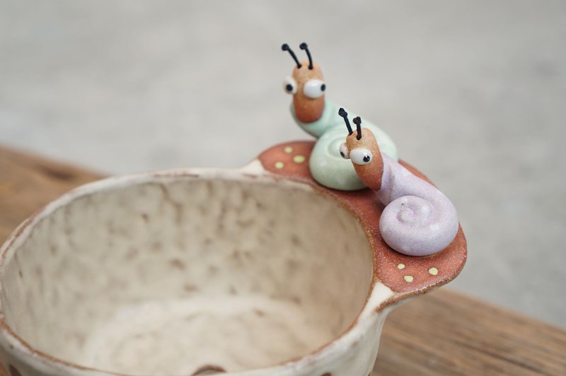 Snail pot , Snail plant pot , Handmade ceramics , pottery - 花瓶/花器 - 陶 咖啡色