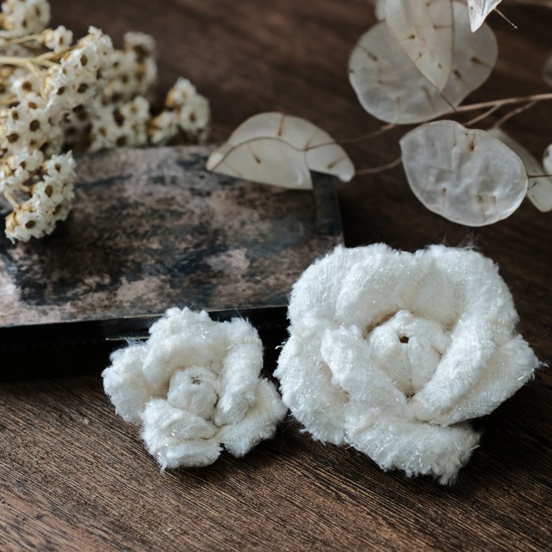 冬雪-復古山茶胸針 染色布花胸針 - 胸針 - 其他材質 白色