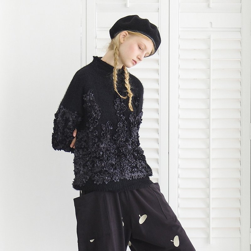 Black blossoming flower sweater - imakokoni - สเวตเตอร์ผู้หญิง - ขนแกะ สีดำ