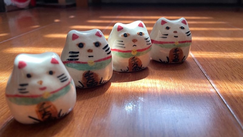 【無錫工房】手作り招き猫置物 - 置物 - 陶器 ホワイト