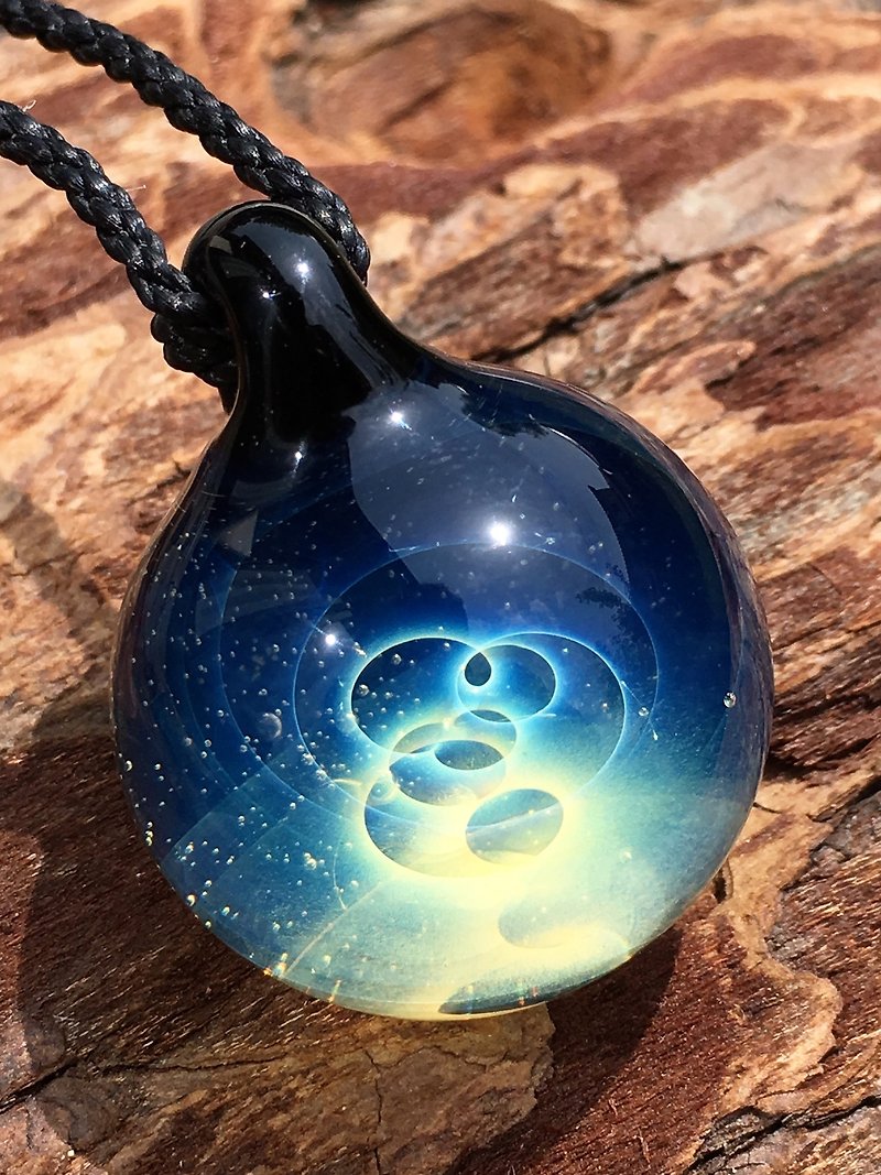 boroccus  The space galaxy nebula aurora design  Thermal glass pendant. - สร้อยคอ - แก้ว สีน้ำเงิน