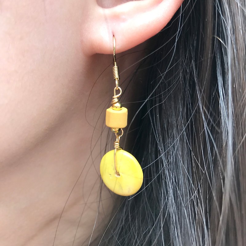 Why Not? Yes! Coconut shell earrings YELLOW - ต่างหู - วัสดุอื่นๆ สีเหลือง