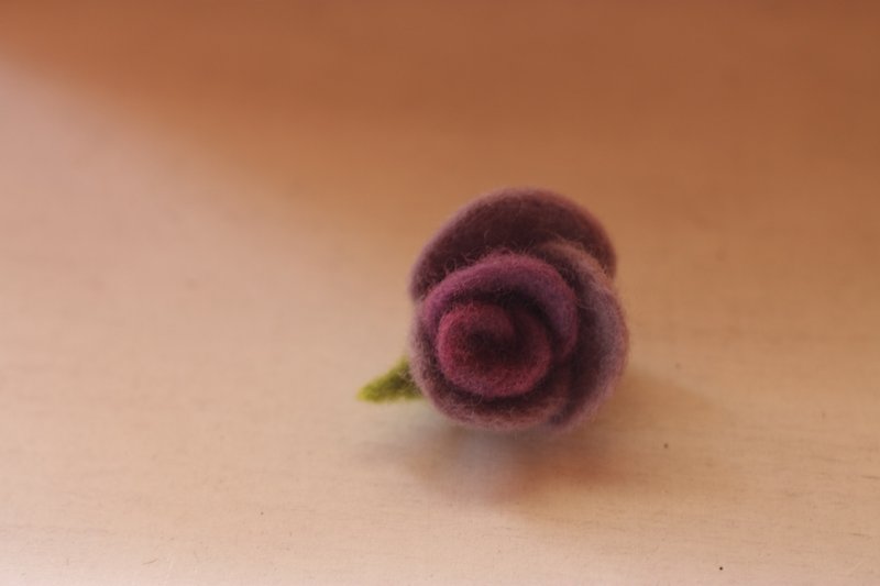 植物染色系玫瑰胸針 紫色漸層 胭脂蟲套藍染與紫草 訂製款 - 胸針 - 羊毛 紫色